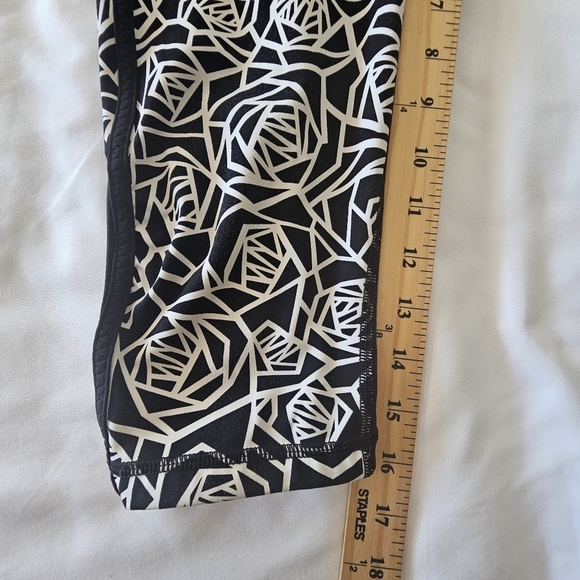 Lululemon Real Quick Crop Leggings – Size 6 – Posey Black/White - Picture 6 of 13
